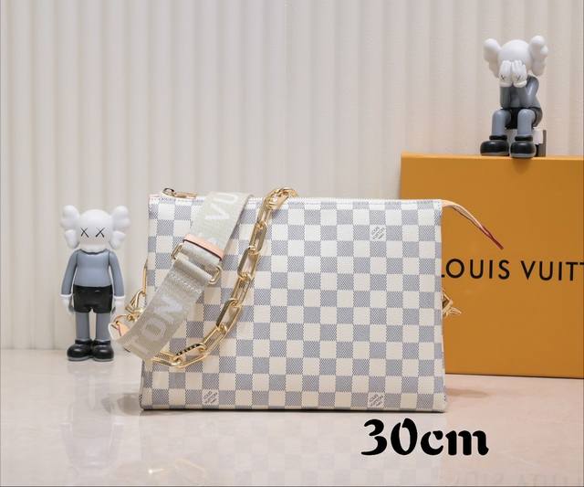 中号 独家实拍-升级版 超级火爆 57790 M57792 57783Coussin 手袋于 春夏时装秀大放异彩。Monogram 压纹蓬松羊纹牛皮打造靠枕构型