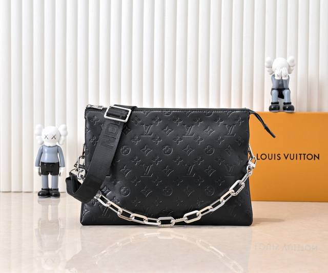 M57790 M21773 57783 白沥黑 由蓬松的 Monogram 压纹版羊皮革制成的 Coussin小号手袋，包内两个隔层之间配有拉链口袋。粗犷链条与