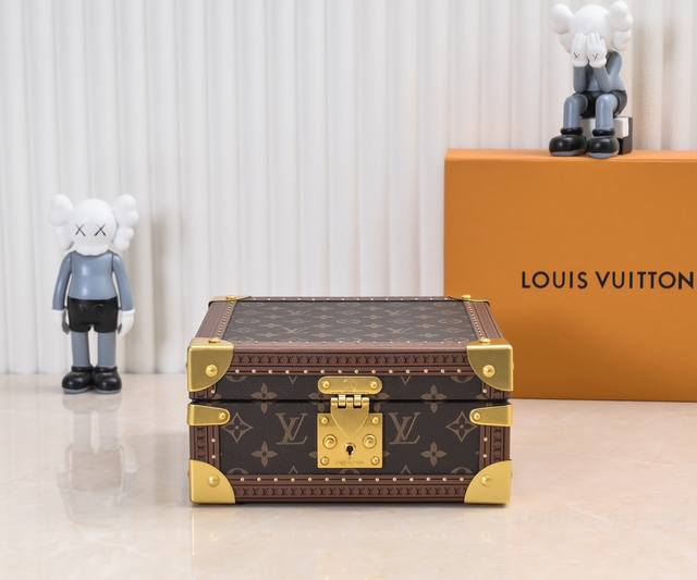 顶级原版 M20040 M20341,M13513珠宝盒 杏色 可分层分类存放戒指、项链、手链、耳环与手镯。配有小衬垫,确保珠宝存放妥善舒适。尺寸优雅、设计实用 顶级原版 M20040 M20341,M13513珠宝盒 杏色 可分层分类存放戒指、项链、手链、耳环与手镯。配有小衬垫,确保珠宝存放妥善舒适。尺寸优雅、设计实用