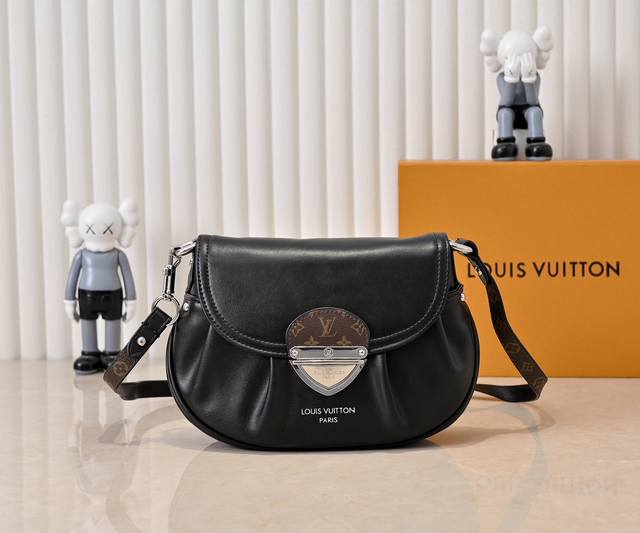 升级原版 M46829黑皮 灰皮 Sunset 手袋聚焦 Monogram Denim 帆布。该材质依托多重工艺制成，以全球有机纺织品标准认证的棉纱织就 Mon