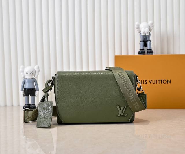 升级原版 Takeoff 小号 Aer邮差包 M25125 24769 57080 黑色 军绿色 取材牛皮革，以钝角翻盖和 Lv 标识延续 Lv Aerogra