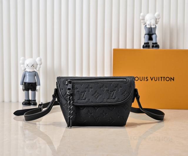 升级原版 M12681 M12806 M12636 本款 Pulse 迷你手袋取材 Monogram Eclipse 涂层帆布，以简洁线条和运动元素传递摩登格调