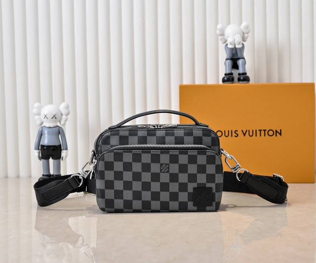 升级原版 M11657 這款小巧的Avenue郵差包以Taga牛皮製造，為公事包增添獨特個性。時尚的設計綴以頂端手柄、鈀色金屬件及帶狀織物肩帶細節，散發出現代氣