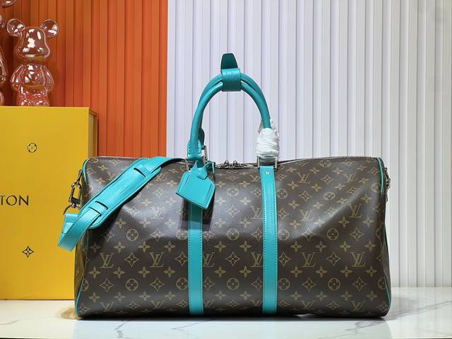 M41416 本款 Keepall BandoulièRe 50 旅行袋选用 Monogram Macassar 帆布，为侧带、名牌、织物内衬和顶部皮革手柄同步