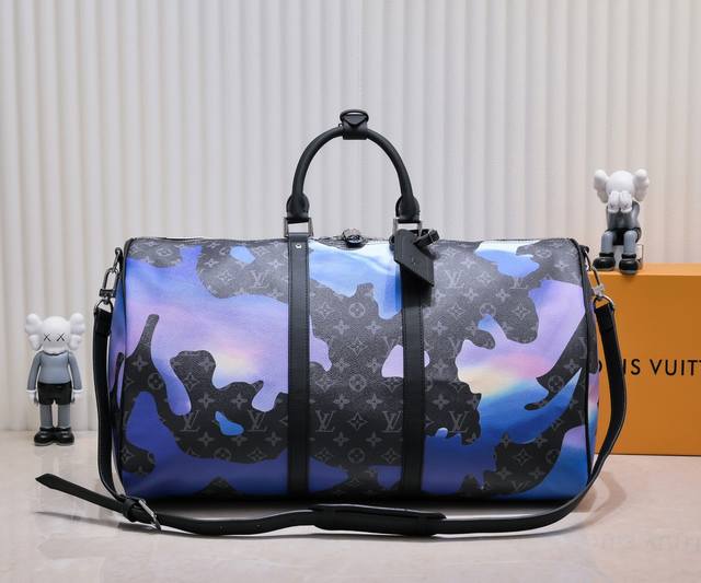 M46355 M41416 本款 Keepall BandoulièRe 55 旅行袋为 Monogram Shadow 皮革铺陈全幅 Monogram 压纹，