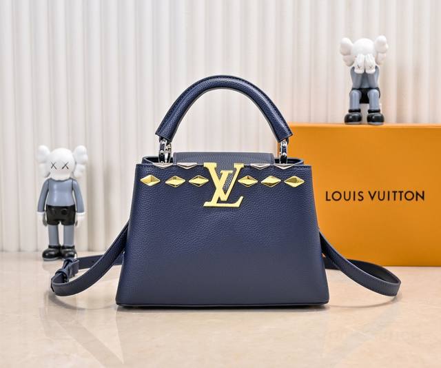 升级版 M12135蓝色本款Capucinesbb手袋取材Taurillon牛皮革,以混合金属菱形Malletage元素装饰上缘,展现经典设计的华美演绎。翻盖提 升级版 M12135蓝色本款Capucinesbb手袋取材Taurillon牛皮革,以混合金属菱形Malletage元素装饰上缘,展现经典设计的华美演绎。翻盖提