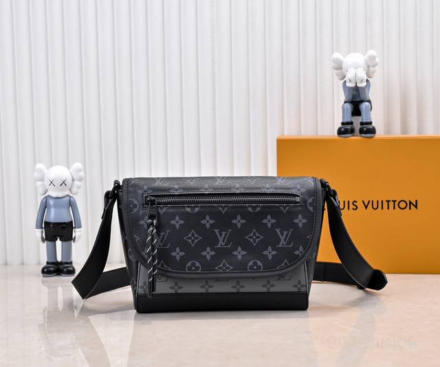 升级原版 M12681 M12806 本款 Pulse 邮差包以 Monogram Eclipse 帆布塑造精巧构型，为翻盖上的外袋搭配线绳拉链头。磁扣开合方便