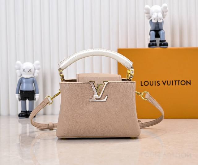 升级版 M86184杏色 本款 Capucines 迷你 手袋采用华美鳄鱼手腕和羊皮革内衬，以标志性构型和细节彰显 Capucines 系列的新古典主义风尚。无