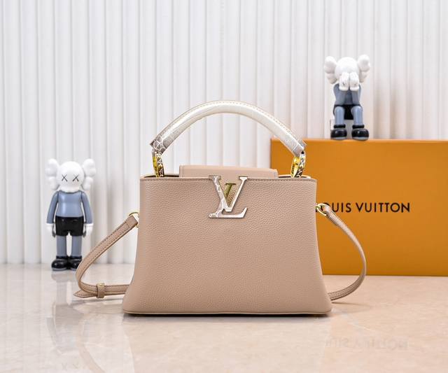 升级版 M85920杏色 本款 Capucines Bb 手袋采用华美鳄鱼手腕和羊皮革内衬，以标志性构型和细节彰显 Capucines 系列的新古典主义风尚。无