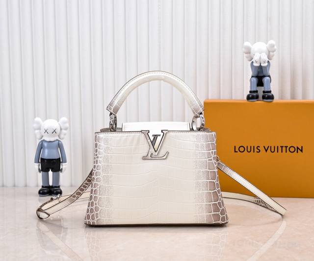 升级版 N98177哑光白色喜马拉雅金扣 本款 Capucines Bb 手袋采用华美鳄鱼皮革和羊皮革内衬，以标志性构型和细节彰显 Capucines 系列的新