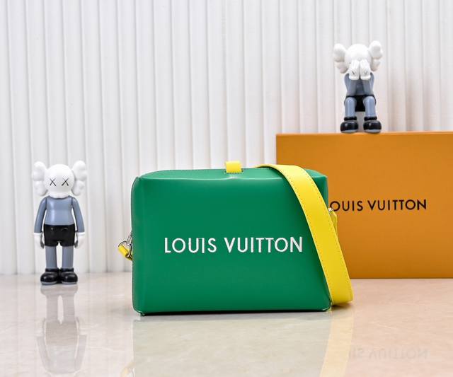 升级原版 M24455 本款 Shopper 中号手袋自路易威登购物袋汲取灵感,于柔软牛皮革抒写 Louis Vuitton 和 Maison FondéE E 升级原版 M24455 本款 Shopper 中号手袋自路易威登购物袋汲取灵感,于柔软牛皮革抒写 Louis Vuitton 和 Maison FondéE E