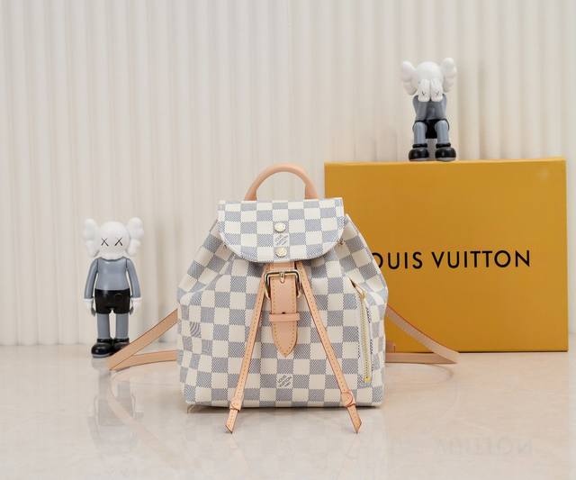 独家实拍-升级版 此款小巧的双肩包采用精细的迷你设计，极为可爱，极为柔美，无论在海滩还是街头均是引人注目的时尚亮点。夏天的白棋盘N44026 41578 ；尺寸