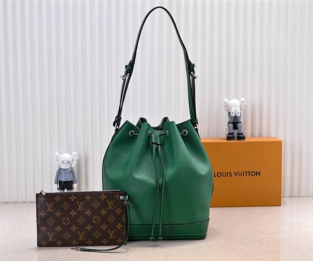 独家实拍 M24932 M12604 这款来自Nautical系列的Noé Mm水桶袋以柔软的Epi小牛皮重新演绎，打造复古风质感的Noé袋款。Epi小牛皮会随