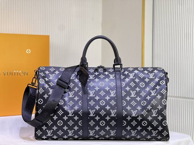M46593 M41416 本款 Keepall BandoulièRe 50 旅行袋为雾面牛皮革压印 Monogram 图案，释放俊朗运动气息。紧凑构型暗藏充