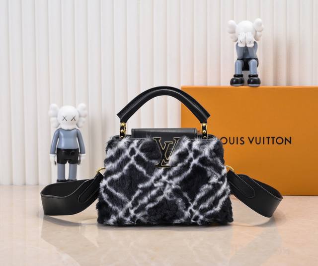 升级版 M22667黑色小号 出自新款本款采用奢华水貂毛Capucines 为深沉绒毛面料Monogram释放瞩目光芒 随附编织链条肩带 肩背斜挎随心切换 可为