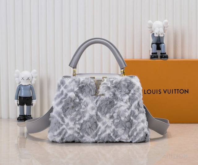 升级版 M22668灰色大号 出自新款本款采用奢华水貂毛Capucines为深沉绒毛面料Monogram释放瞩目光芒 随附编织链条肩带 肩背斜挎随心切换 可为华