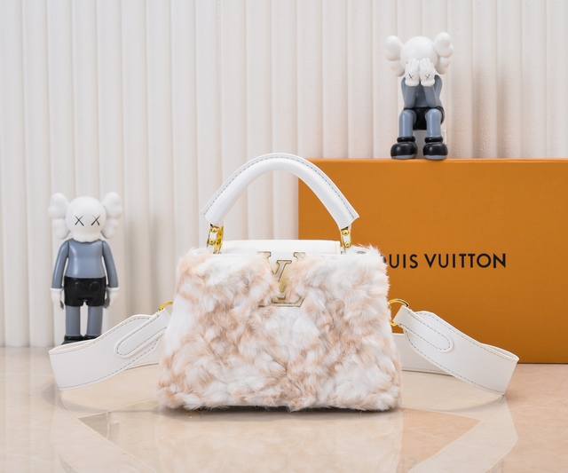 升级版 M22667白色小号 出自新款本款采用奢华水貂毛Capucines 为深沉绒毛面料Monogram释放瞩目光芒 随附编织链条肩带 肩背斜挎随心切换 可为