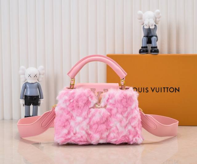 升级版 M22667粉色小号 出自新款本款采用奢华水貂毛Capucines 为深沉绒毛面料Monogram释放瞩目光芒 随附编织链条肩带 肩背斜挎随心切换 可为