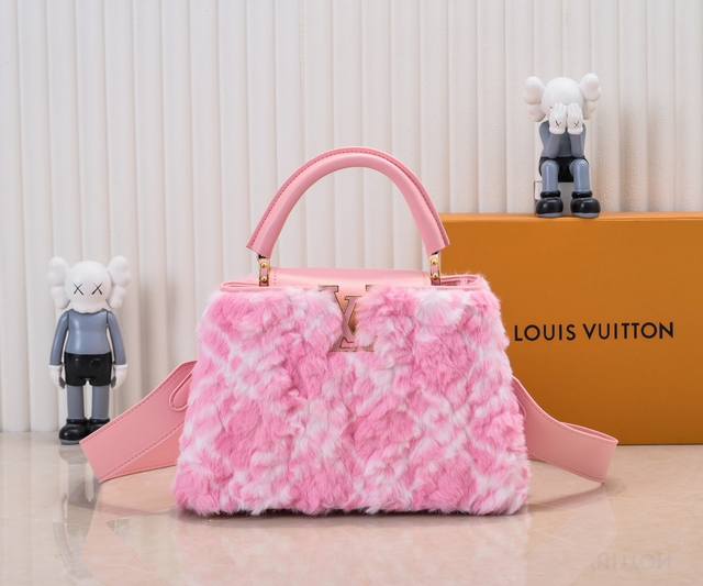 升级版 M22668粉色大号 出自新款本款采用奢华水貂毛Capucines为深沉绒毛面料Monogram释放瞩目光芒 随附编织链条肩带 肩背斜挎随心切换 可为华