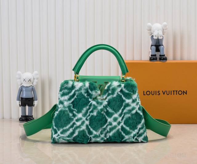 升级版 M22668白色大号 出自新款本款采用奢华水貂毛Capucines为深沉绒毛面料Monogram释放瞩目光芒 随附编织链条肩带 肩背斜挎随心切换 可为华