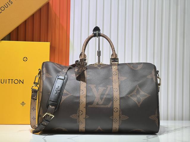 M47211 M41416 本款 Keepall BandoulièRe 45 旅行袋为 Monogram Giant 涂层帆布搭配 Monogram Reve
