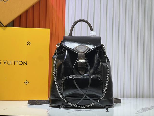 M12587 M11119 M11118 本款 Montsouris 小号双肩包为亮泽羊皮革融入 Monogram 细节，巧妙道出 Lv Vibe 系列身份。路