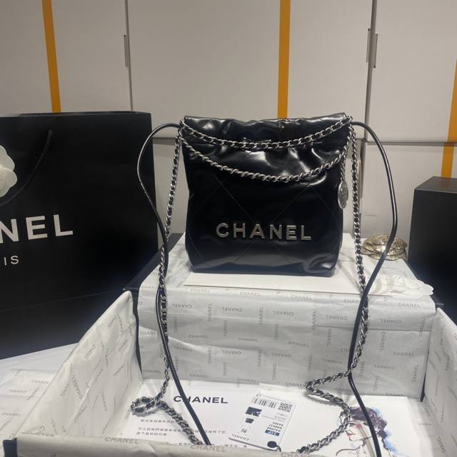现货Chanel 23春夏新款 Mini 22Bag 跟大尺寸一样的亮面小牛皮搭配复古金五金，菱格纹 等比缩小的22Bag比大尺寸来得更加精致 链条的设计太可，