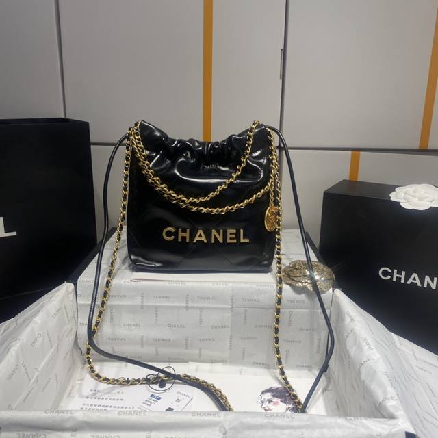 现货Chanel 23春夏新款 Mini 22Bag 跟大尺寸一样的亮面小牛皮搭配复古金五金，菱格纹 等比缩小的22Bag比大尺寸来得更加精致 链条的设计太可，