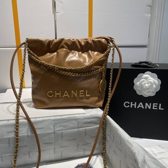 现货Chanel新颜色！高贵 好看23春夏新款 Mini 22Bag 跟大尺寸一样的亮面小牛皮搭配复古金五金，菱格纹 等比缩小的22Bag比大尺寸来得更加精致