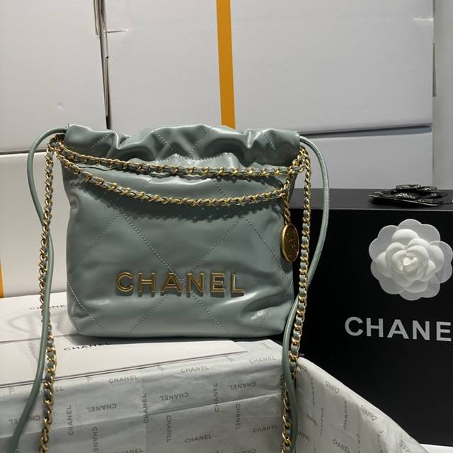 现货Chanel新颜色！高贵 好看23春夏新款 Mini 22Bag 跟大尺寸一样的亮面小牛皮搭配复古金五金，菱格纹 等比缩小的22Bag比大尺寸来得更加精致
