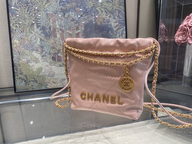 回货 香奶奶新季开场包，曝光度立马拿捏，这款22Bag还没发售就预定爆满了，虽说刚面市时被吐槽神似垃圾袋，但如今其“真香”定律直接让大家直呼“这也太难买到了吧！