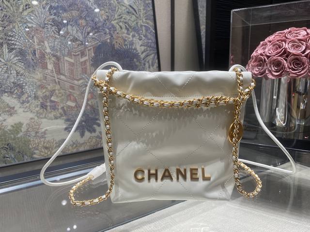 回货 香奶奶新季开场包，曝光度立马拿捏，这款22Bag还没发售就预定爆满了，虽说刚面市时被吐槽神似垃圾袋，但如今其“真香”定律直接让大家直呼“这也太难买到了吧！