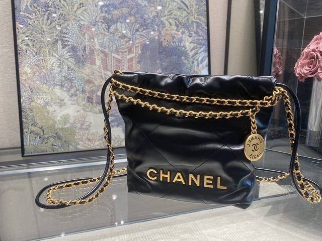 回货 香奶奶新季开场包，曝光度立马拿捏，这款22Bag还没发售就预定爆满了，虽说刚面市时被吐槽神似垃圾袋，但如今其“真香”定律直接让大家直呼“这也太难买到了吧！