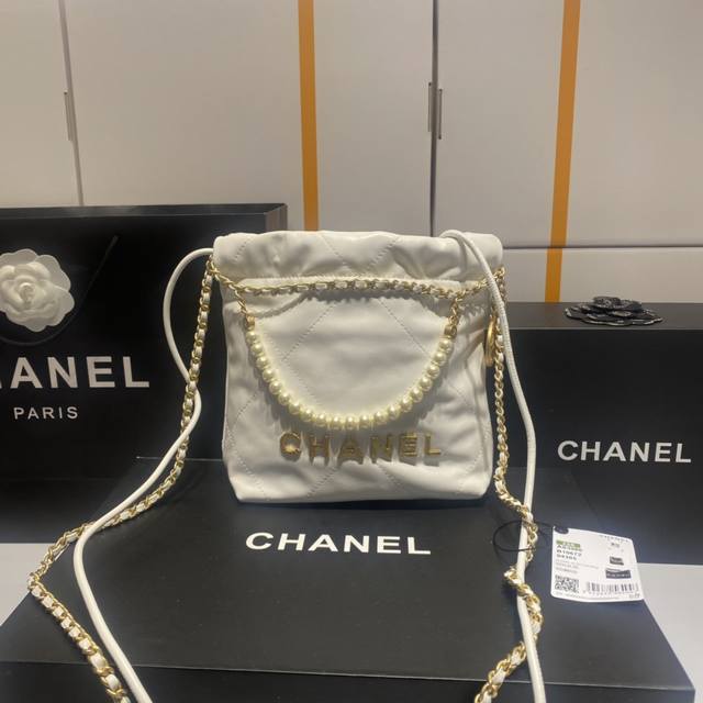 现货Chanel 23春夏新款 Mini 22Bag 跟大尺寸一样的亮面小牛皮搭配复古金五金，菱格纹 等比缩小的22Bag比大尺寸来得更加精致 链条的设计太可，