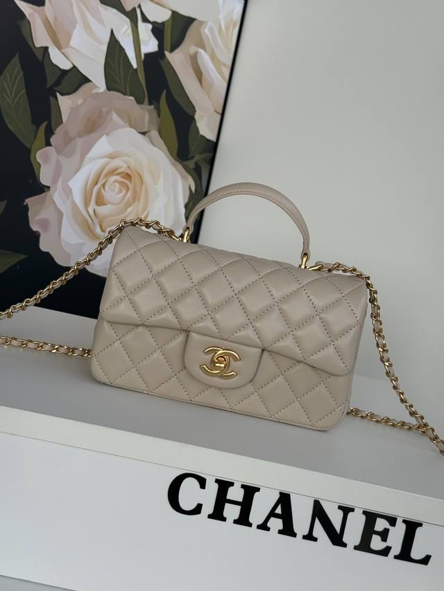Chanel 21K最新Mini Cf Handle 手提包 As2431 经典菱格口盖包 饰以精致经典链子搭配手提，细腻羊皮：润饰手袋，脱颖而出，演绎永恒优雅