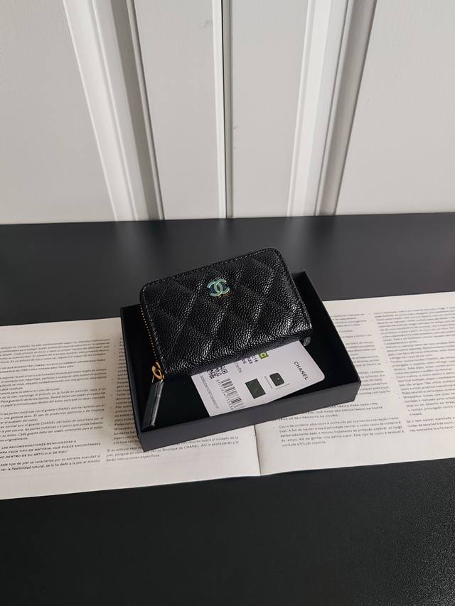新款Cf拉链卡包Ap0216到货！这款卡包比以前那款经典卡包后面多了个卡袋容量比较大，里面有三个隔层放硬币纸币卡都很方便！荔枝纹牛皮比较耐糙，搭配24K电镀五金