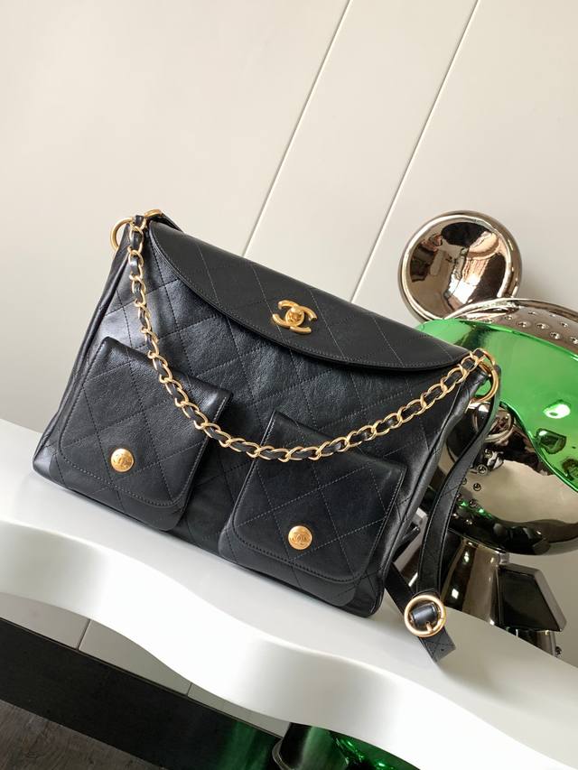 原单升级版 型号As4668 腋下Hoho嬉皮包 可斜挎可手铃也可以腋下背 肩带可调节 容量挺大的 大号牛皮 耳钉也蛮好看 百搭！四种背法 香喷喷尺寸：21.5