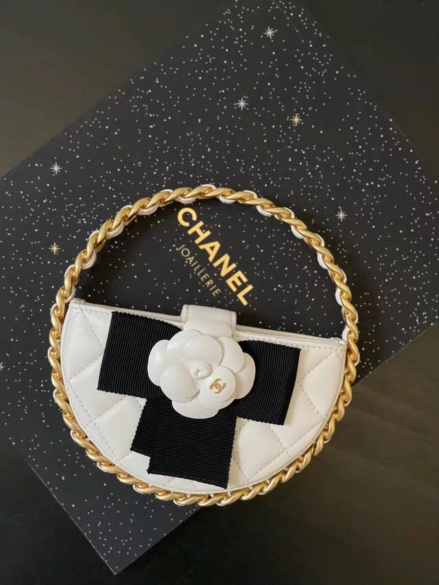 23K惊现白色呼啦圈包，型号3584 #，小号尺寸16X16X3.5Cm 欧洲法国瑞士意大利本来想要白色的小呼啦圈包 ！所有的Chanel店摆着包永远是Disp