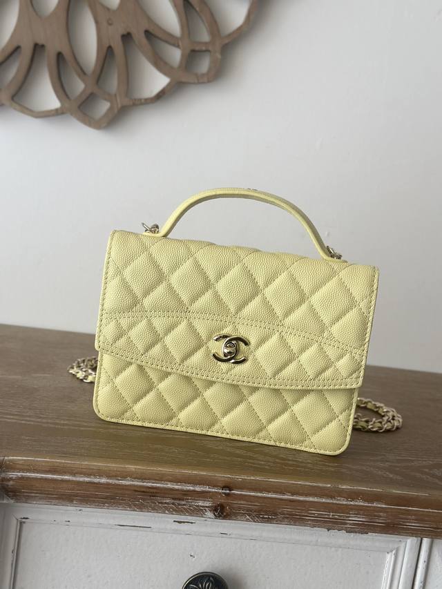 Chanel 。25C隐藏小书包 链条拆卸切换多种背法 双肩、单肩、斜挎、手提，时尚走秀款购物袋，颗粒压花小牛皮时尚耐用，感觉更能展现高气质高品位，经典优雅的包