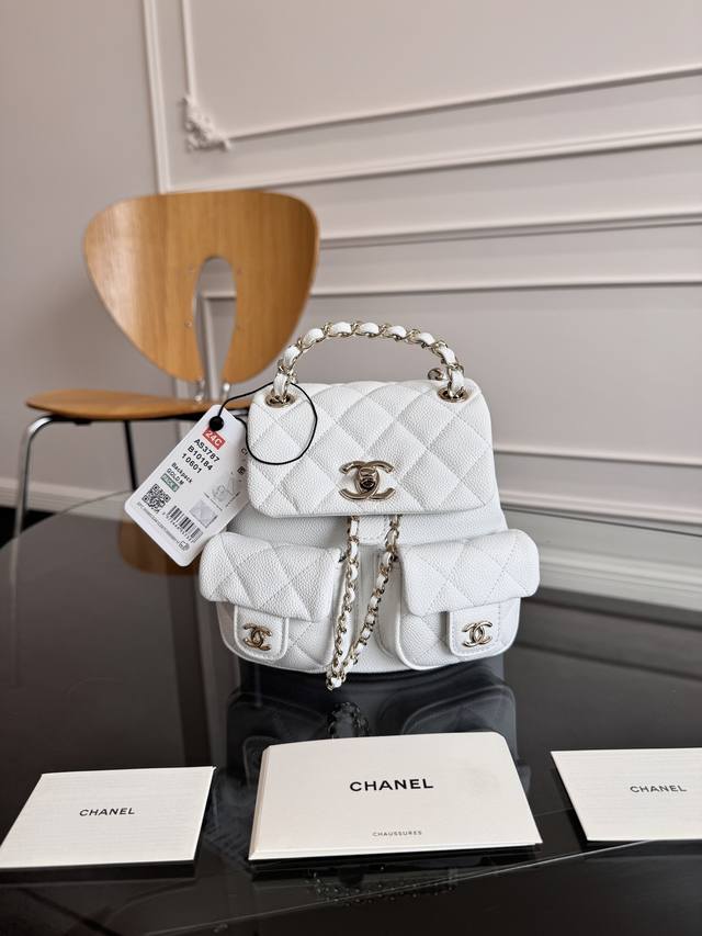 实拍现货 24C超级火爆的牛皮颗粒双背包 实物非常小 跟老款Duma差不多大小 无疑还是溢价款 很难买 上身非常好搭配 很耐看 咋家这质量绝绝子 跟正品放在一起