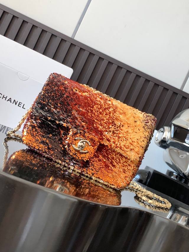 出货啦颜色搭配非常多变、特色非凡呀Chanel Mini Cf亮片晚宴包羊皮内里全钢五金黄色渐变像枫叶尺寸：20X15X7Cm