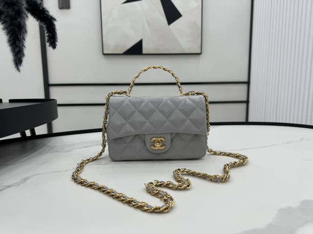 As4023 Chanel 23S新款手柄大Mini太香了 在23S终于看到心动的了皮质细腻无比，光滑的手感让心情都舒畅许多手柄的部分可以勾在手腕，可以酷酷的行