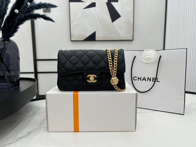 As4041 Chanel 23S新款山茶花调节扣Cf 可以按需求调节长短，真的非常百搭实用 每年的S系列主打设计延续经典的传承以往的金球金柱足球核桃球爱心调节