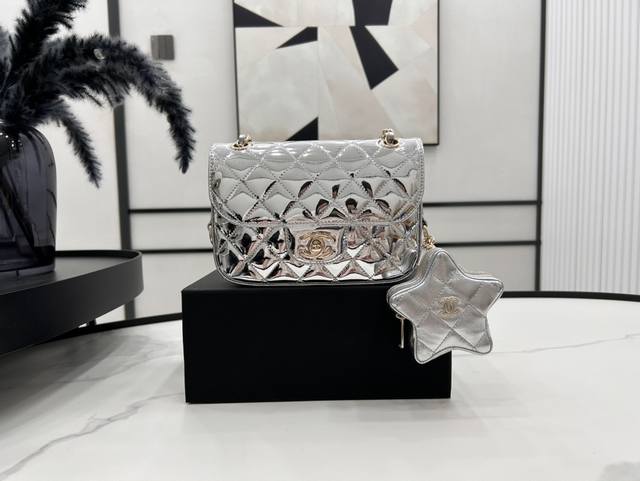 As4646 Chanel 24C 春夏 星星包Cfmini24C的五角星双子链条包，镜面材质真的是相当吸睛 金色、银色、粉色就好像是美少女战士的包包一样，自带
