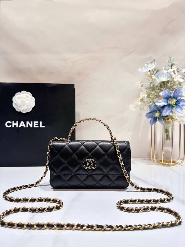 Chanel 24C 限量款钻石字母手柄 手机包斜跨包配钻手柄 小羊皮磨砂金属 五金，Logo字母手柄精致又贵气，扣盖部分的皮穿连Logo也很优雅 手拎 斜挎