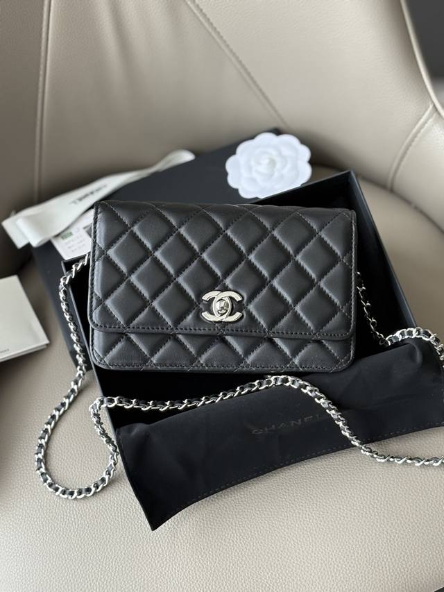 新款Woc发财包，双C纽扣款这款包在之前老款基础上把Logo改成这种旋转纽扣的设计，不会因为容量问题包盖会打开！非常实用的一款款号：A P253 尺寸：12×1