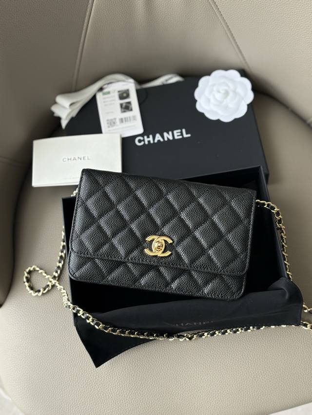 新款Woc发财包，双C纽扣款这款包在之前老款基础上把Logo改成这种旋转纽扣的设计，不会因为容量问题包盖会打开！非常实用的一款款号：A P253 尺寸：12×1