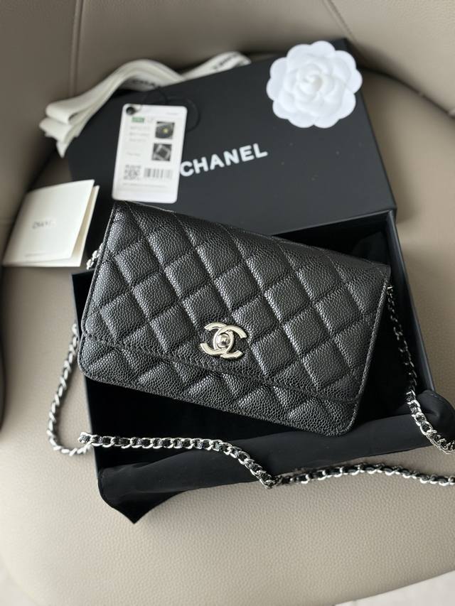 新款Woc发财包，双C纽扣款这款包在之前老款基础上把Logo改成这种旋转纽扣的设计，不会因为容量问题包盖会打开！非常实用的一款款号：A P253 尺寸：12×1