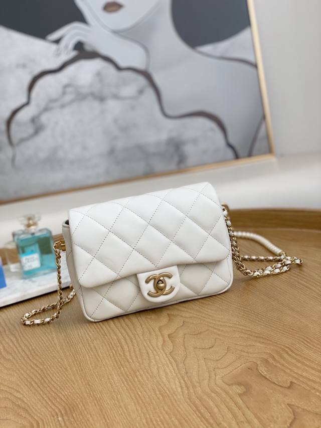 As2855 Chanel 21K秋冬 珍珠调节扣手机包 绵羊皮 金色扣调节扣 可调整长短尺寸更合适! 可塞进Pro Max手机 但是要斜着放才能把拉链拉起来哦 As2855 Chanel 21K秋冬 珍珠调节扣手机包 绵羊皮 金色扣调节扣 可调整长短尺寸更合适! 可塞进Pro Max手机 但是要斜着放才能把拉链拉起来哦