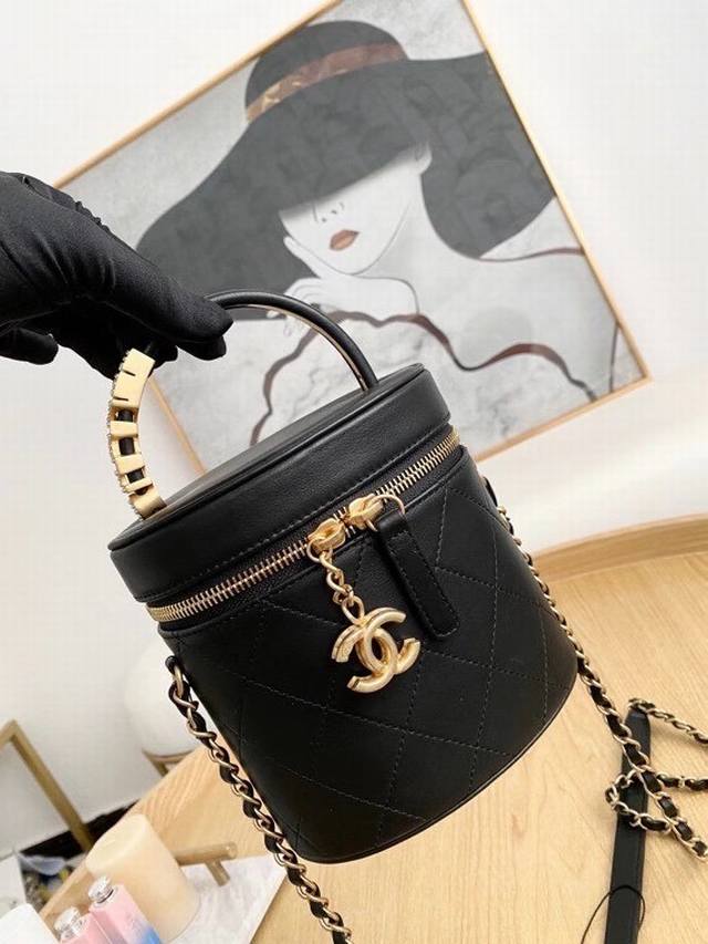 As1625 Chanel 从中古化妆桶包开始 每一年的桶包都是销量冠军 这一季桶包最大的特点是手柄镶嵌珍珠五金 新品经典款泛生系列中采用做旧沙金 镶配的小珍珠